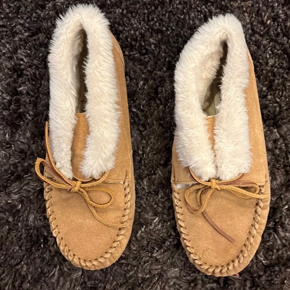 Minnetonka beige slippers size 10